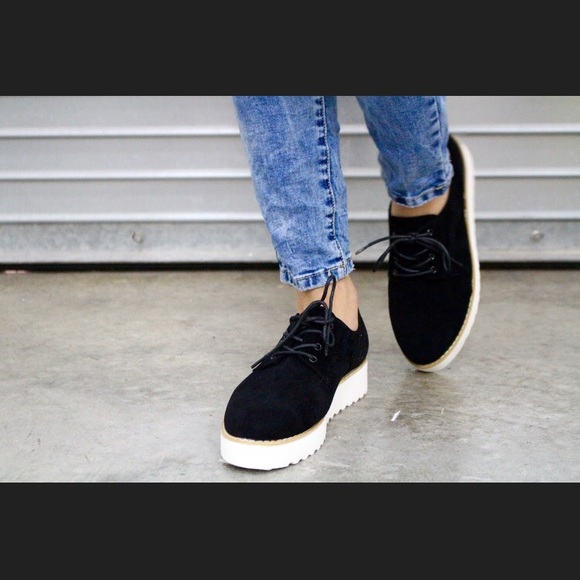 Black sneakers - Picture 2 of 4